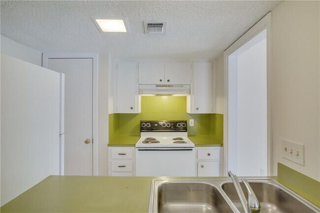 Building Photo - 8601 Fireside Dr