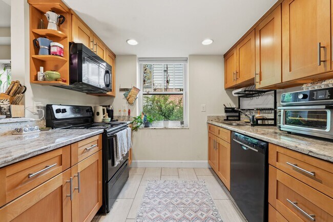 Building Photo - Beautiful apartment less than 1 mile from Brightleaf Square! Utilities Included!