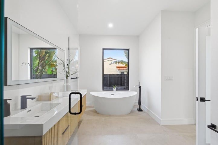 Building Photo - 1308 Avocado Isle