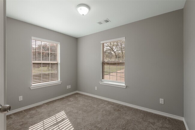 Building Photo - 100 Shorewood Dr