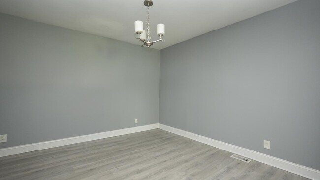Building Photo - 2614 Golf Course Ln