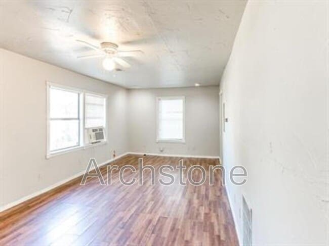 Building Photo - 1004 Sandra Dr