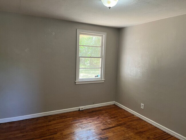 Building Photo - ***3 Bedroom / 1 Bathroom House for Rent i...
