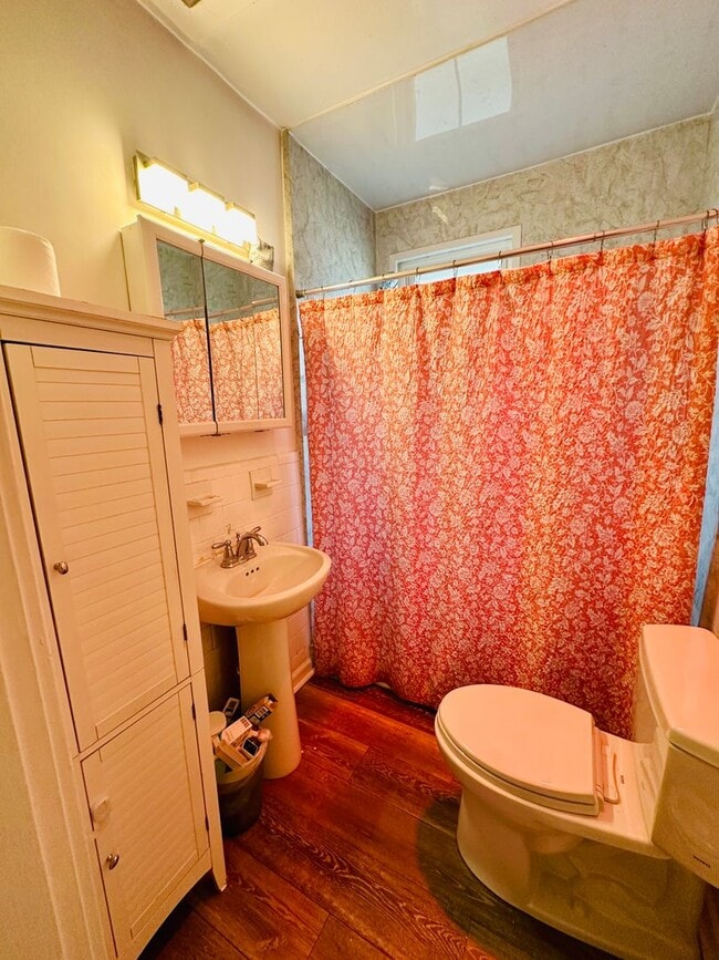 Building Photo - Gorgeous 4bdrm/1.5bth Home Located on Seminary Avenue in Richmond's North Side!!