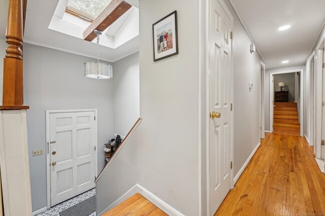 Building Photo - 44 Simsbury Manor Dr