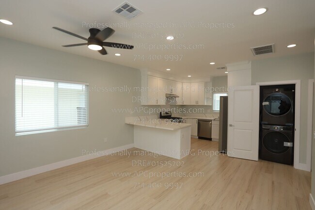 Building Photo - 9565 Mansor Ave