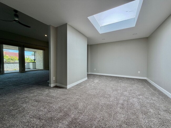 Building Photo - Wonderful Townhome in SE Vegas.