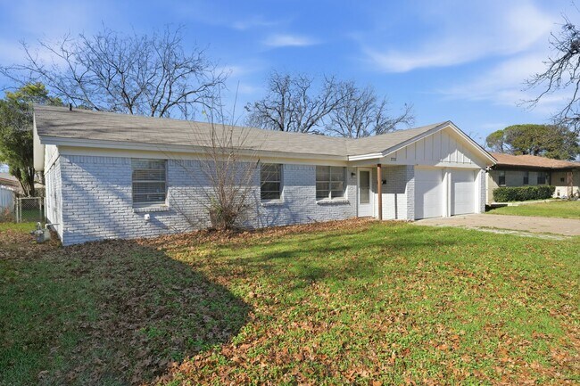 Building Photo - Beautifully renovated 3-bedroom, 2-bath home located in Richland Hills, TX 76118. This move-in re...