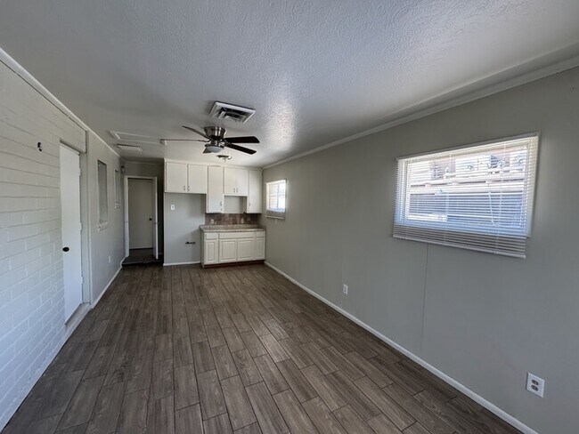Building Photo - 5 Bedroom Near GCU