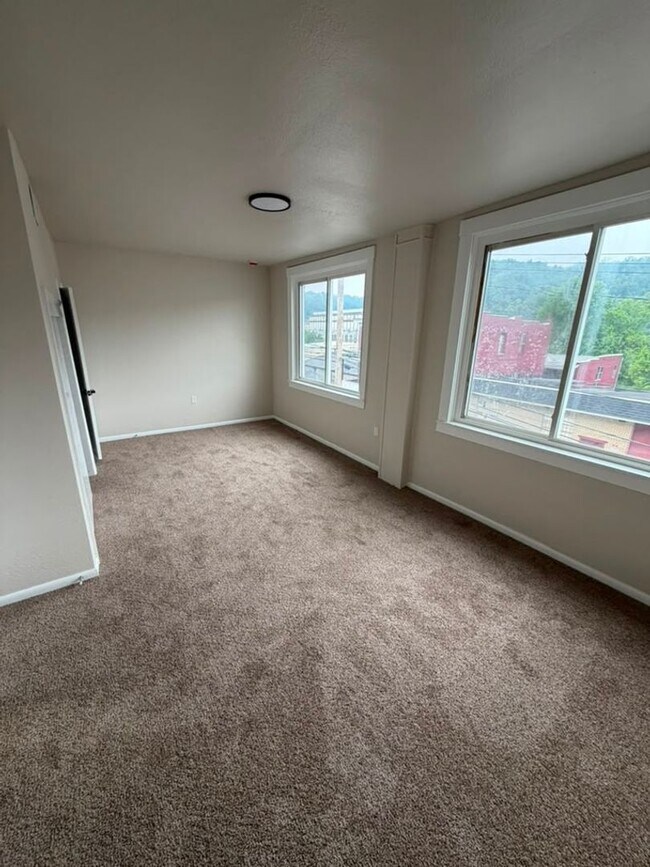 Building Photo - 740 Middle Ave