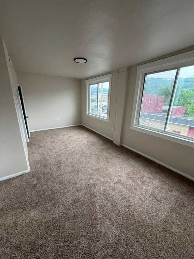 Building Photo - Spacious 5BR 2BA home in Wilmerding