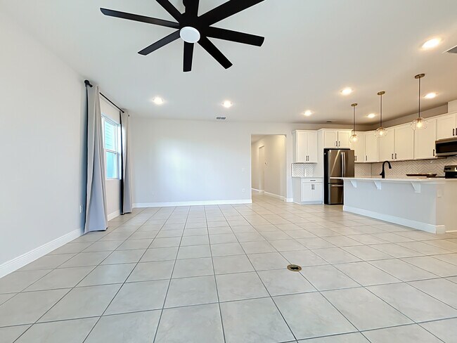 Building Photo - 362 Sofia Ln