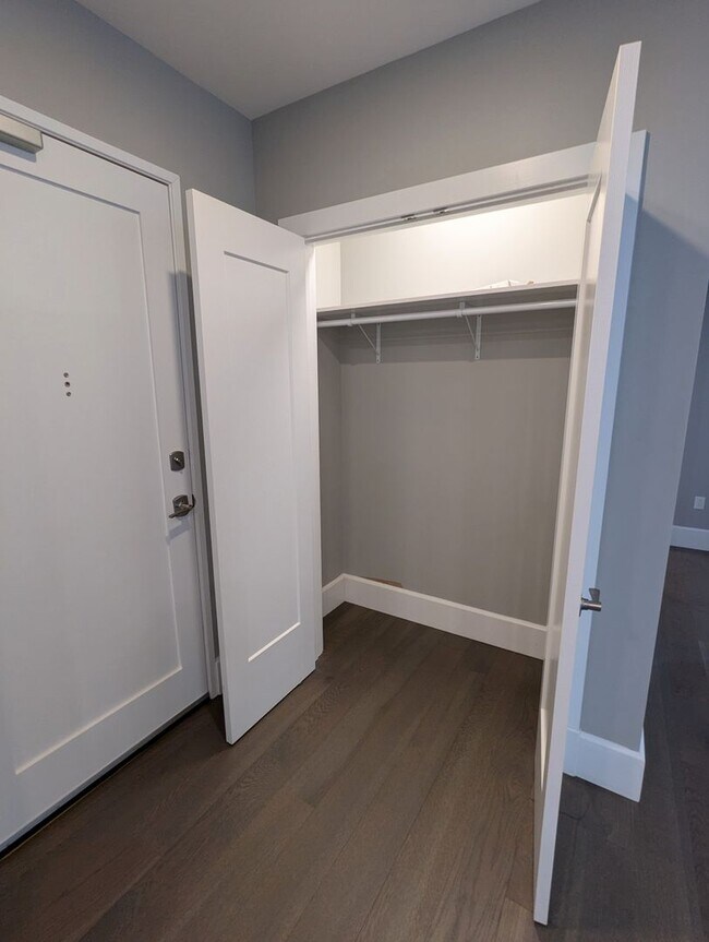 Building Photo - Stunning Downtown 1 Bedroom Condo at The L...