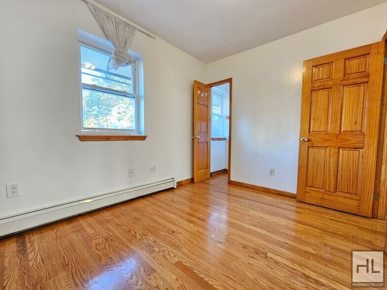Building Photo - Spacious 3-Bedroom Apartment in Woodside
