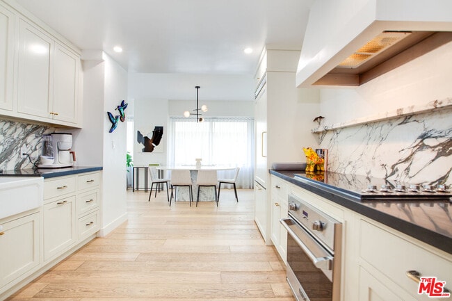 Building Photo - 10520 Wilshire Blvd