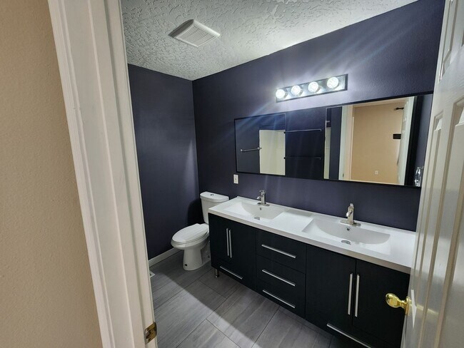 Building Photo - Updated 3 bedroom