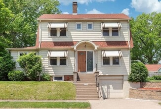 Building Photo - Old-World Charm in the Heart of Moline