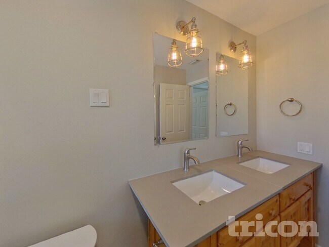 Building Photo - 2063 Los Lomas Dr