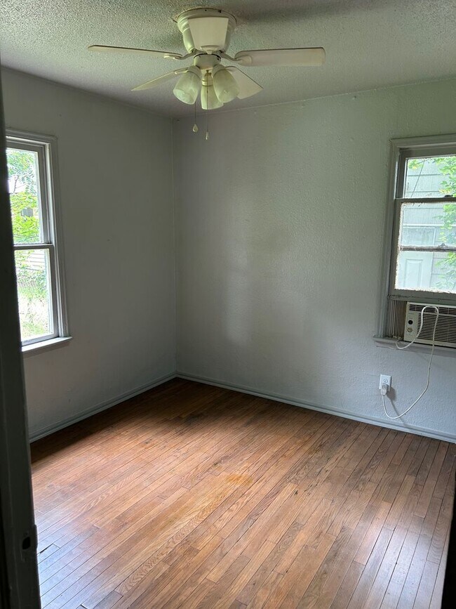 Building Photo - Charming 3 bedroom, 1 bathroom home