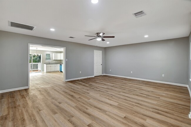 Building Photo - 908 Thomas Ave