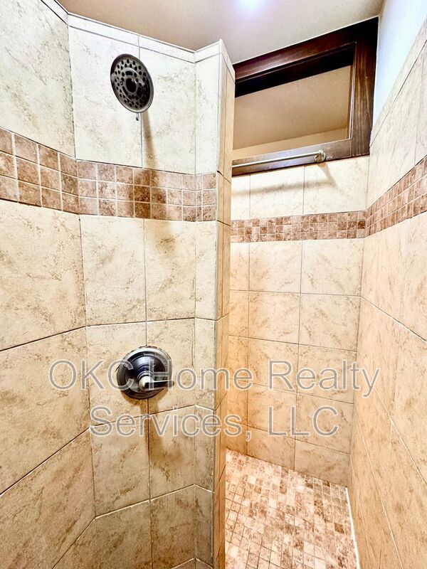 Building Photo - 1216 NW 190th Pl