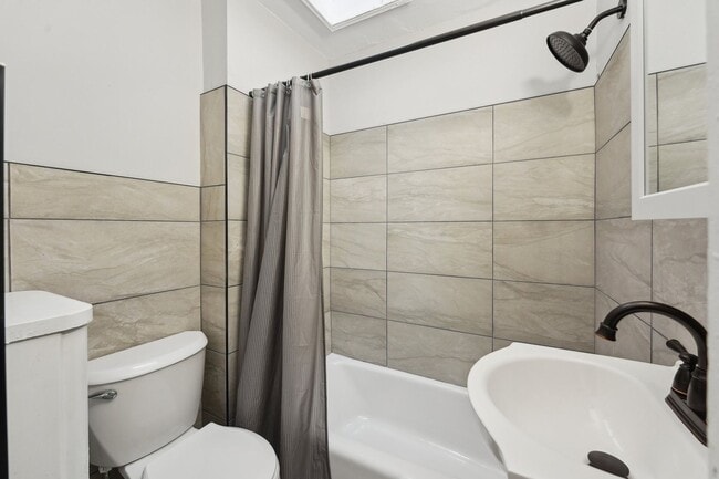 Building Photo - 3 Bedroom, 1.5 bath townhome