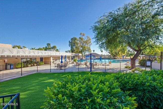 Building Photo - Beautiful 55+ Ahwatukee neighborhood spaci...