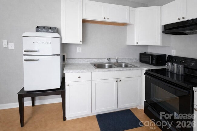 Building Photo - 316 Skyland Ave