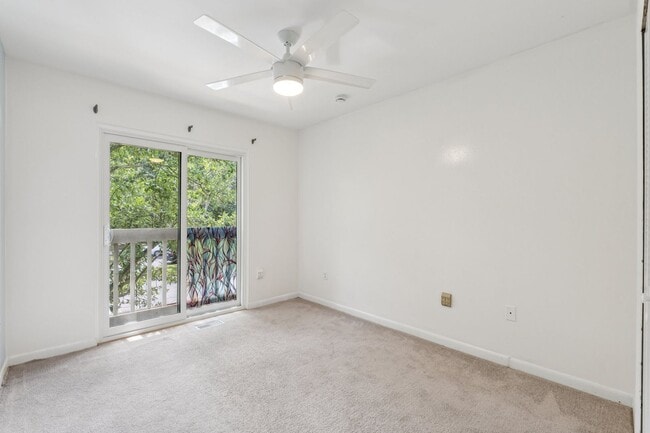 Building Photo - This is Reston living at its finest!