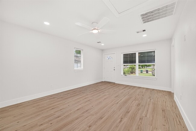 Building Photo - 6615 W Montgomery Rd