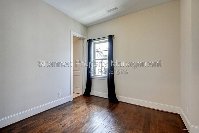 Building Photo - 720 N Shepherd Dr