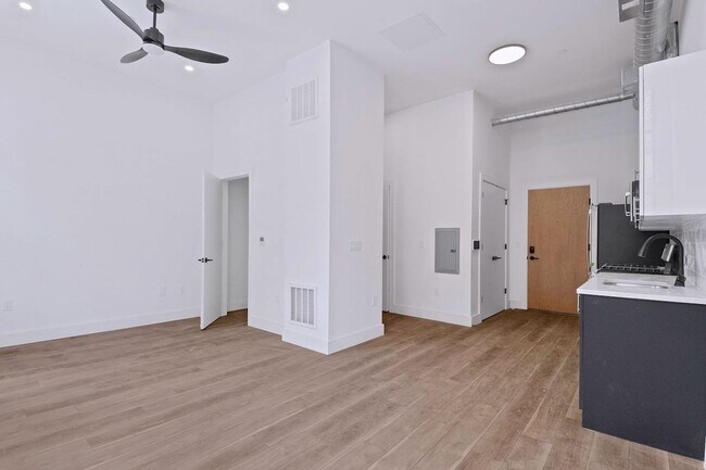 Building Photo - 375 Monmouth St