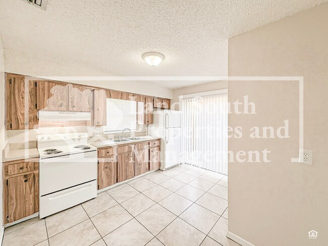 Building Photo - 5866 Charlton Dr