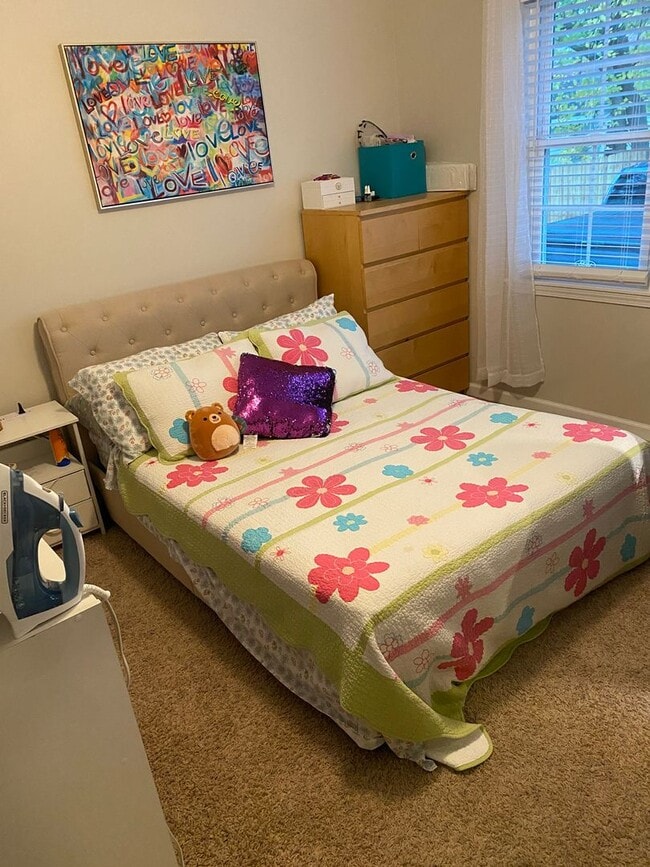 Building Photo - Charming 2-bedroom, 1-bathroom home locate...