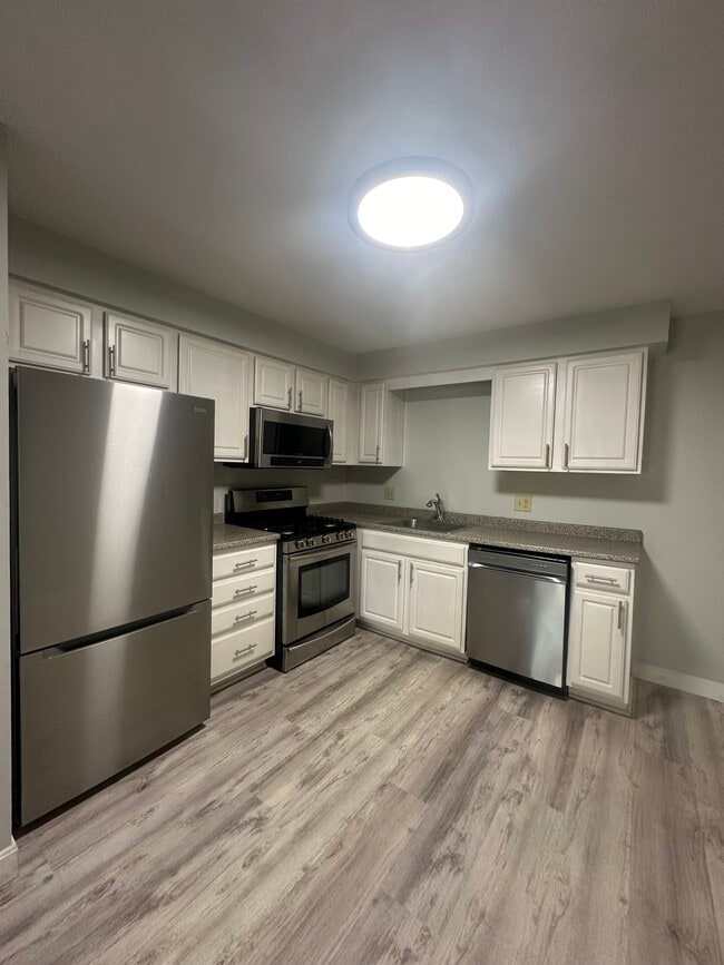 Building Photo - Beacon St Unit 12