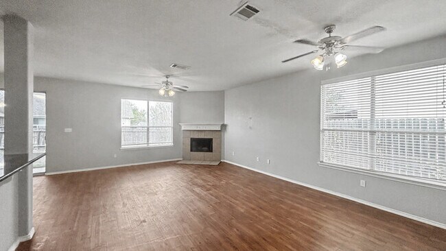 Building Photo - 3 Bed, 2 Bath Home with Garage & Fenced Yard / Pet-Friendly / Available now!