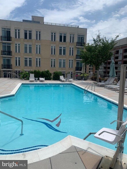 Building Photo - 155 Potomac Passage