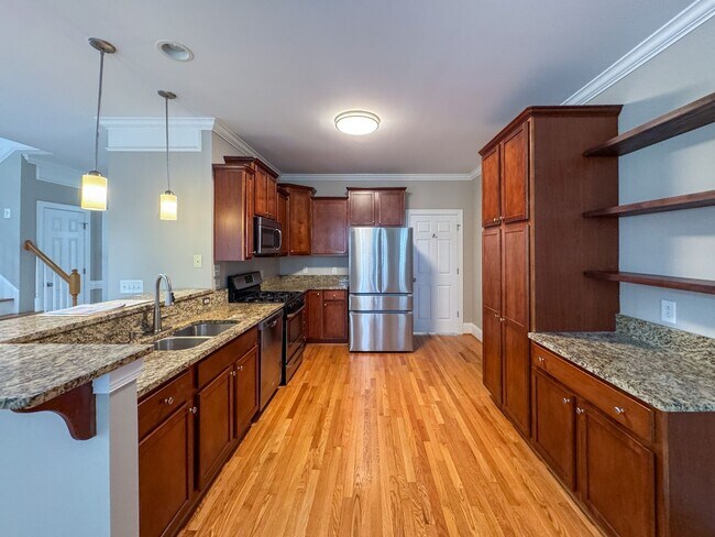 Building Photo - 5 Bedroom Home in Gated Golf Course Community