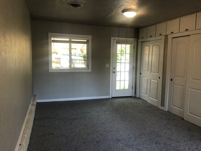 Building Photo - Darling 3 bedroom bungalow in Ferry St Bridge neighborhood!