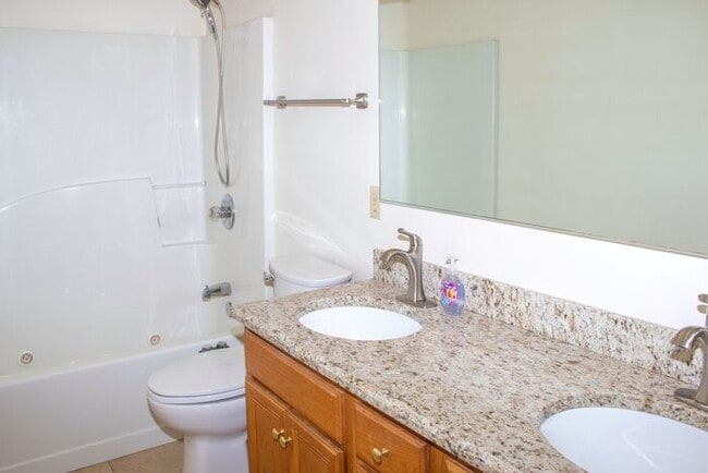 Building Photo - Updated 2BR 2.5BA Home w/ Lake Access • New Countertops • Patio in Farragut