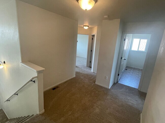 Building Photo - Beautiful 4 Bed, 3 Bath House in Maple Hill!