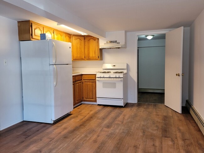 Building Photo - Ground floor apt with backyard