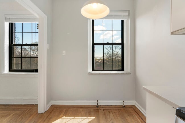 Building Photo - 14 N Chatsworth Ave