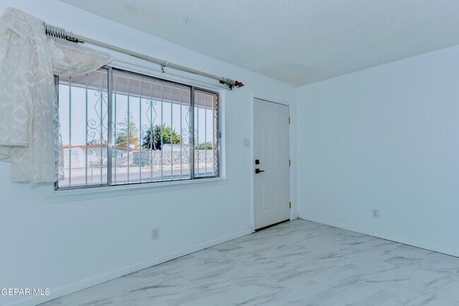 Building Photo - 4909 Winthrop Dr