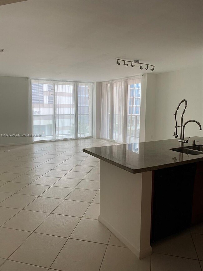 Building Photo - 1155 Brickell Bay Dr
