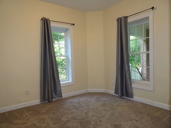 Building Photo - 4 Bedroom 3.5 bathroom Rental Home in Ford...