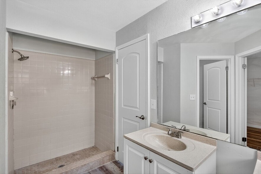 Building Photo - 250 Lakebreeze Cir