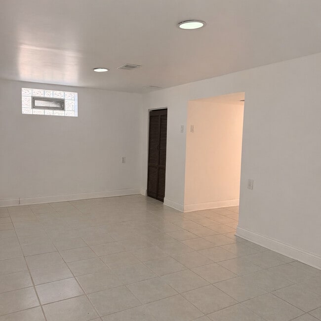 Building Photo - 3857 W 51st St