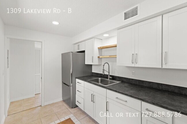 Building Photo - 1309 Lakeview Rd