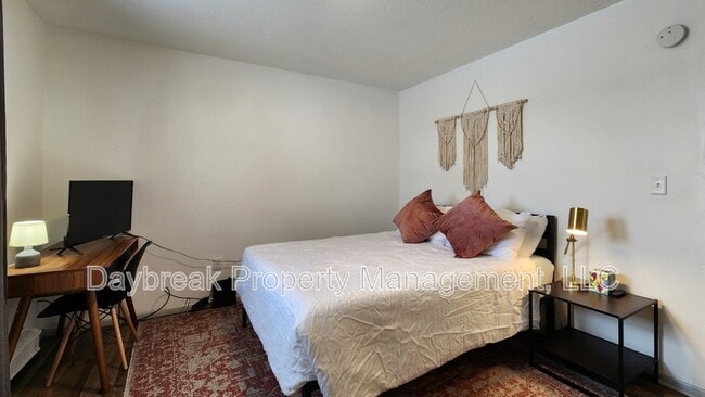 Building Photo - 525 7th Ave E